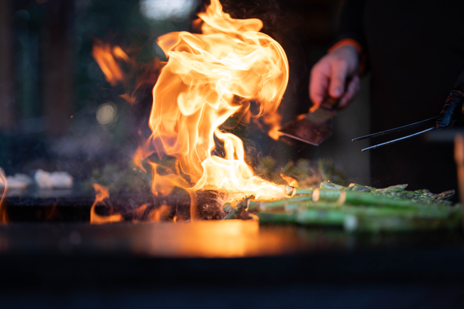 Plameny nad grilem při live cookingu